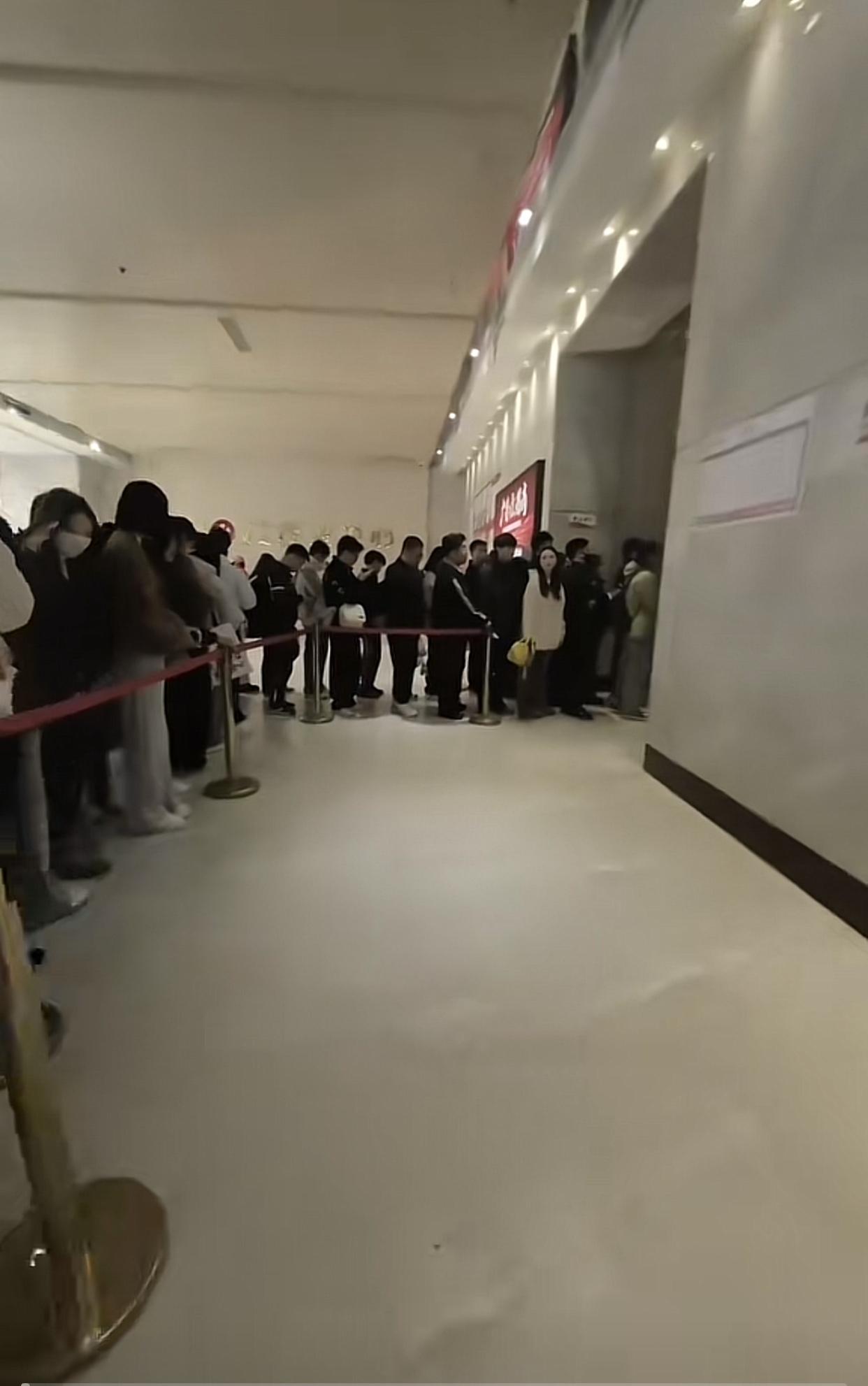 骑手为了不超时有特权吗？近日河北，一女骑手在上班高峰期，进写字楼送餐，她发现现