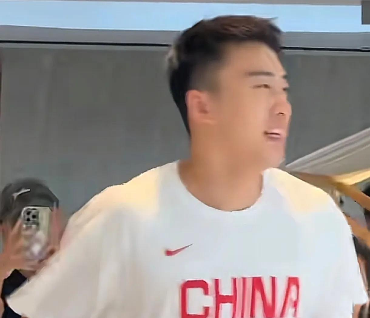 王俊杰国家队表现，引发多支球队哄抢，甚至开出CBA顶薪合同广东宏远：来广东吧，