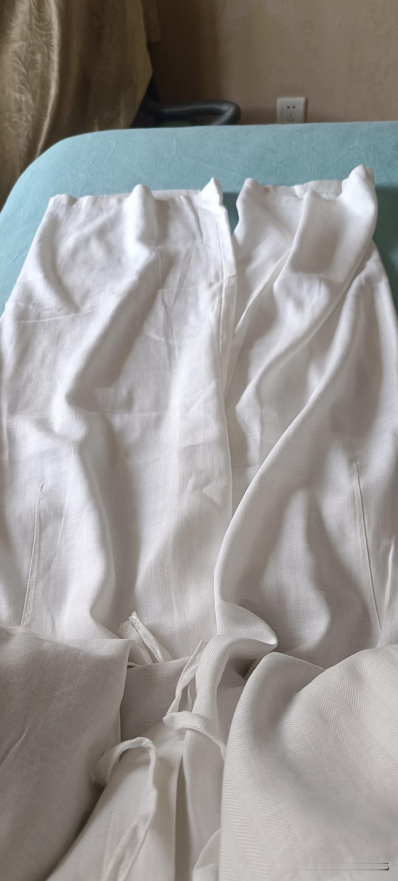 又入手了一条纯白色的裤子，天丝和亚麻混纺的。都说逸阳的裤子品牌好，今天果断入手