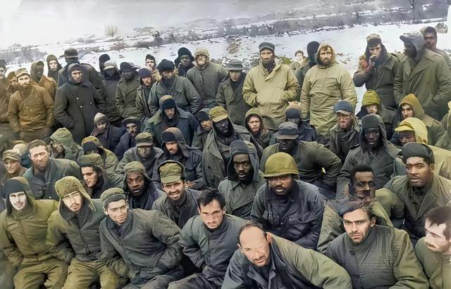 有人担忧，一名中国志愿军押着这么多美国兵，要是他们中途反抗可怎么办？一个人如何应