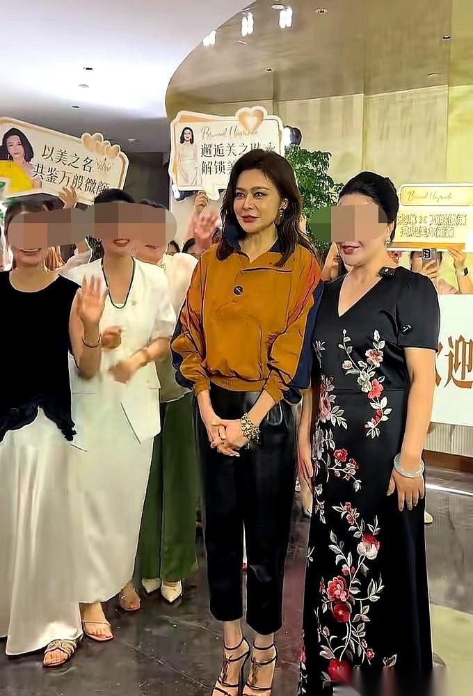 都说63岁的关之琳现身武汉，是为了养老？错了！她根本不是去缅怀什么“十三姨”情