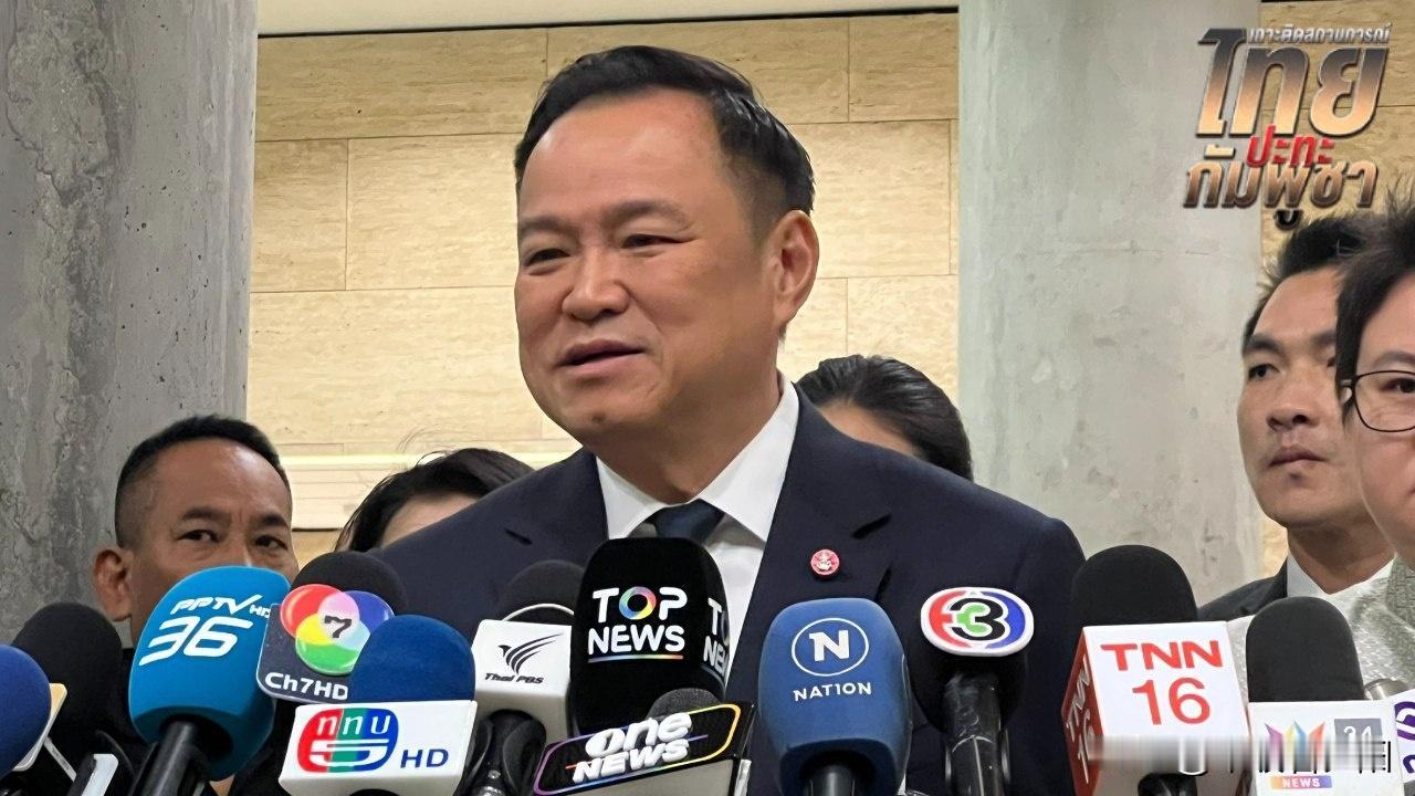 泰国国会审议宪法修正案期间，总理阿努廷被记者抓拍到关键一幕——12月10日他在会