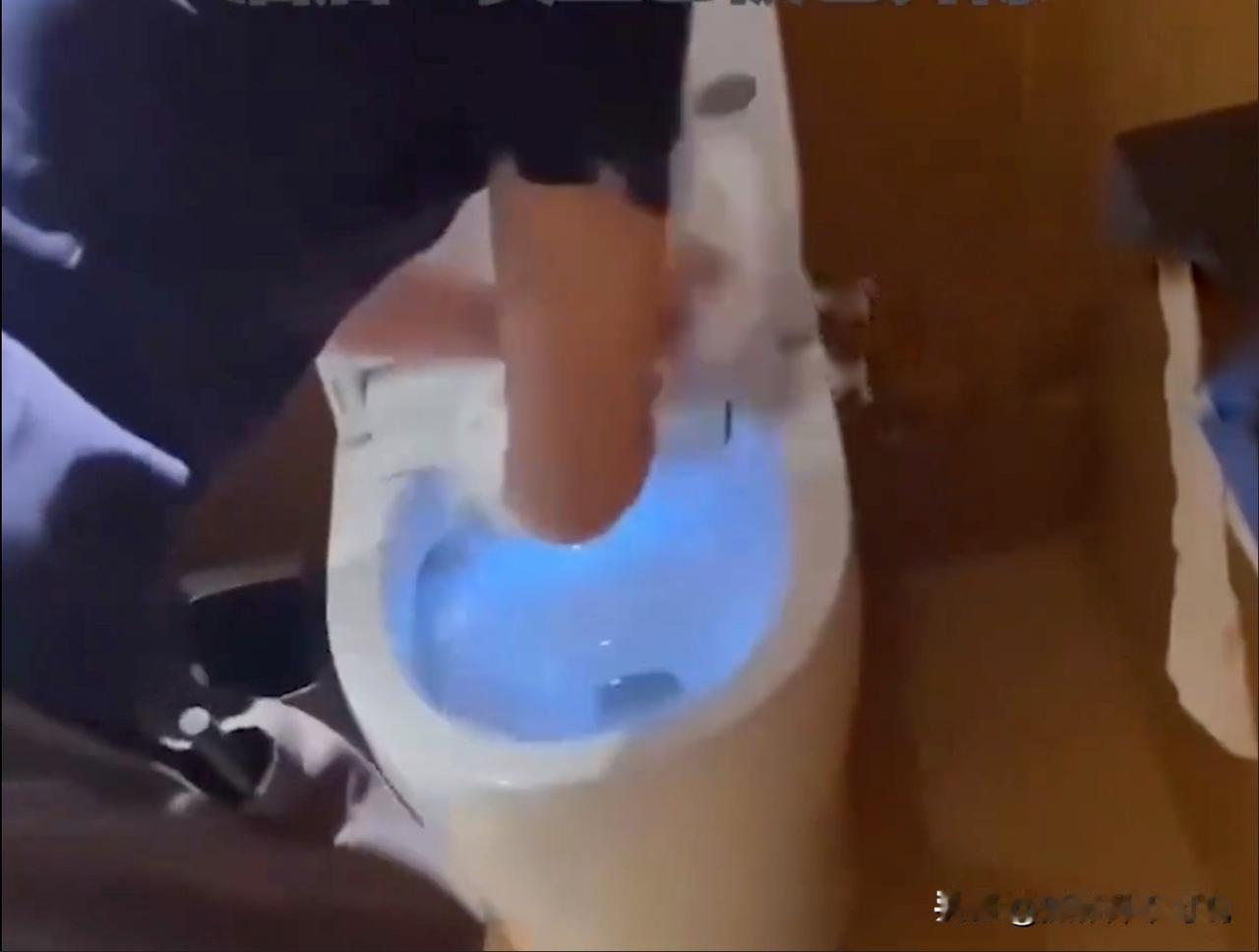 曝某知名酒店疑似用毛巾擦马桶，原来网传有可能是真的。以前经常出差住酒店，作为男性
