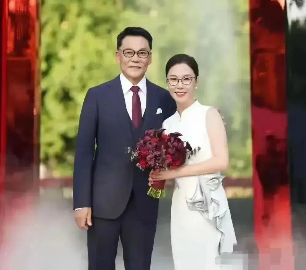 李国庆，60岁了，又再婚了，而且，婚礼办得是风风光光！现任妻子，张丹红，曾和他