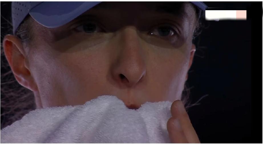 经过3个小时的缠斗，斯瓦泰克最终1:2不敌阿尼西莫娃，继莱巴之后，连续两场比赛被