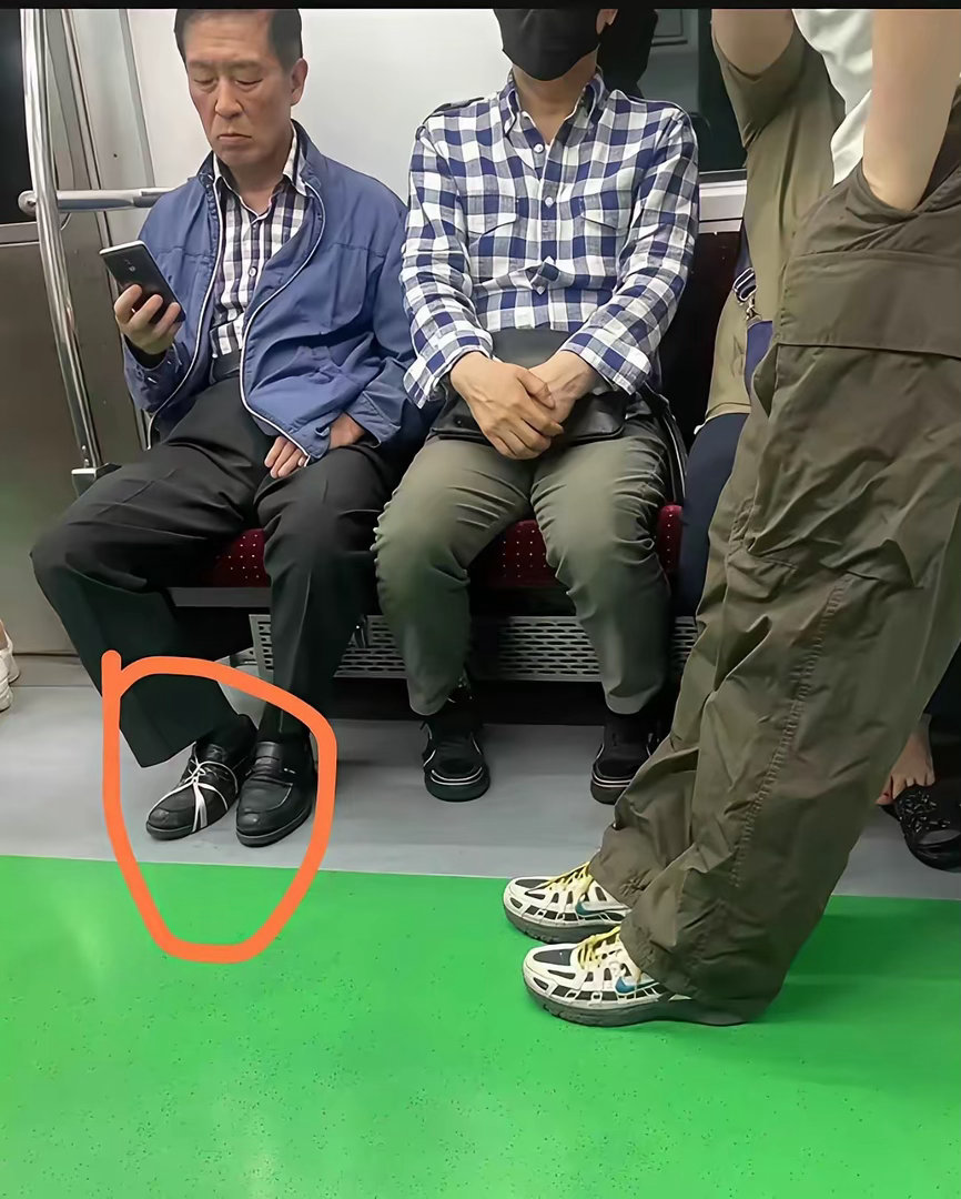 这位大叔属实厉害了，为什么皮鞋上面要绑绳子呢？而且只绑了一只