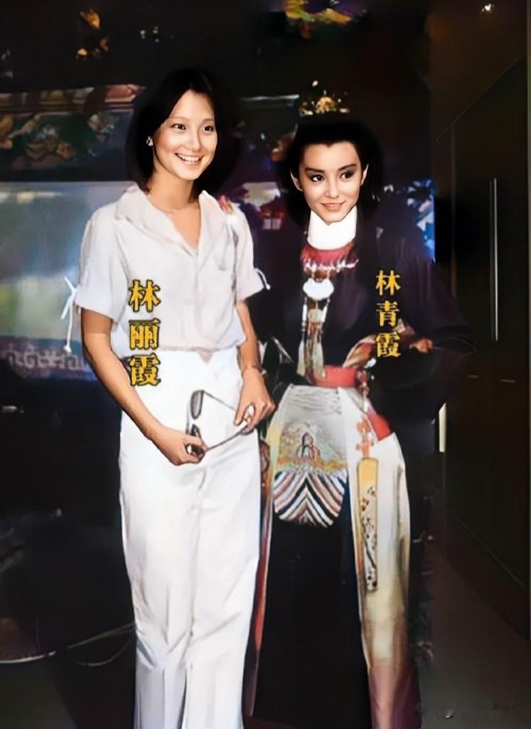 这是林青霞与妹妹林丽霞在邵氏影城的一张留影老照片，拍摄于1977年。那时候林青霞