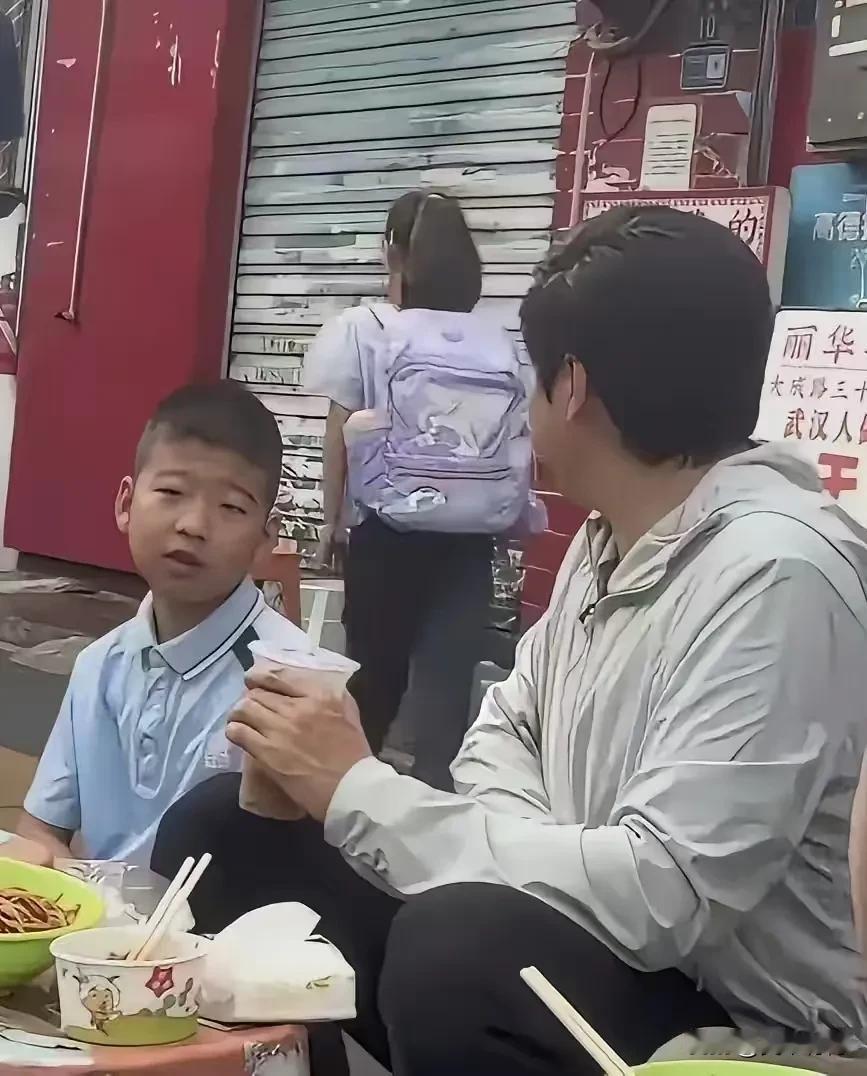 这个雷军在大街上吃饭拍视频的视频，想必大家都看了。不知小女孩这一声“童言真语”能