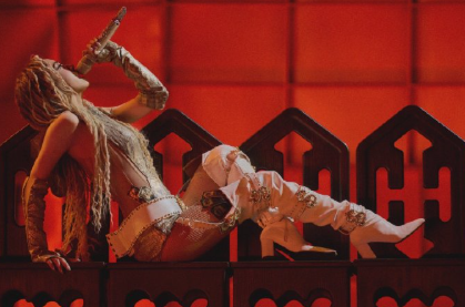 她不是歌手，是宇宙建筑师。用机械巨蛇绕场，用超大型装置炸场，用全开麦唱跳征服物理