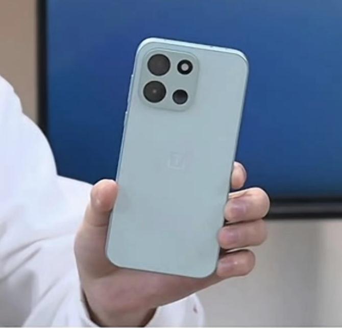 一加Turbo6，骁龙8sGen4，安兔兔260万，6.8英寸1.5K165