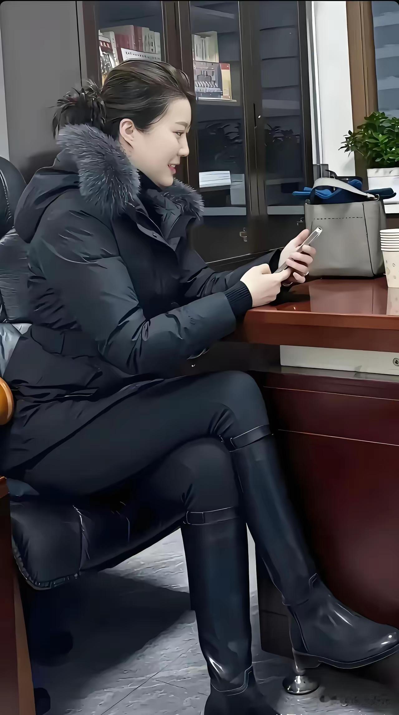 公司新来的白富美主管！又是一个女强人！她身上闪耀的，是独立、智慧与坚韧交织的