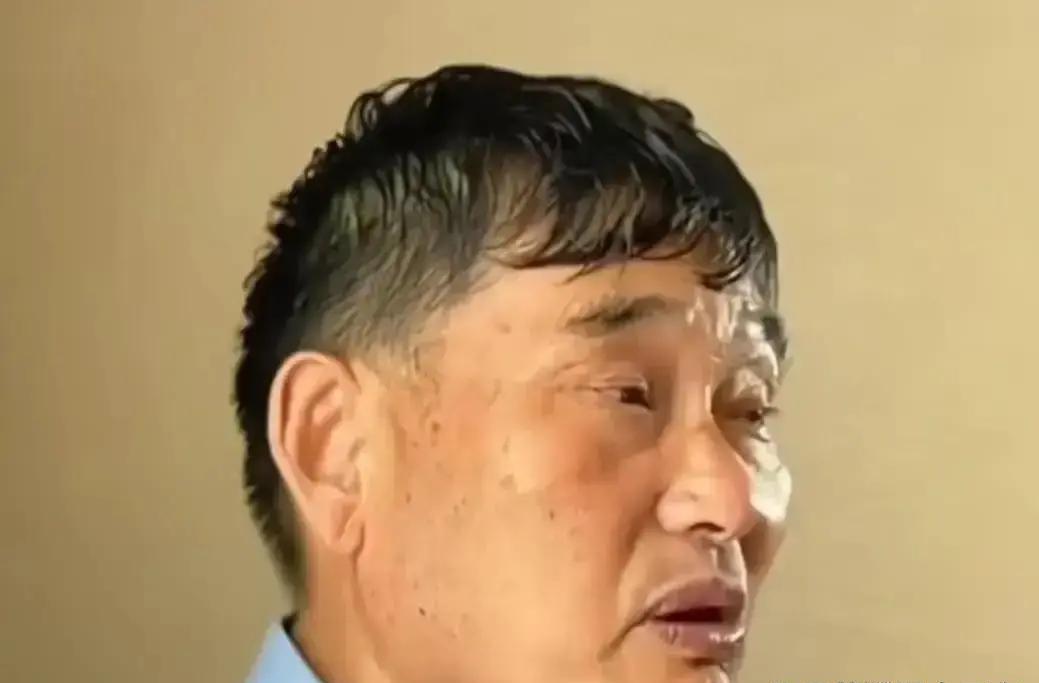 八万演出费早就已经全款结清，朱之文人已准时抵达活动现场，发现隔壁搭着办白事的棚子