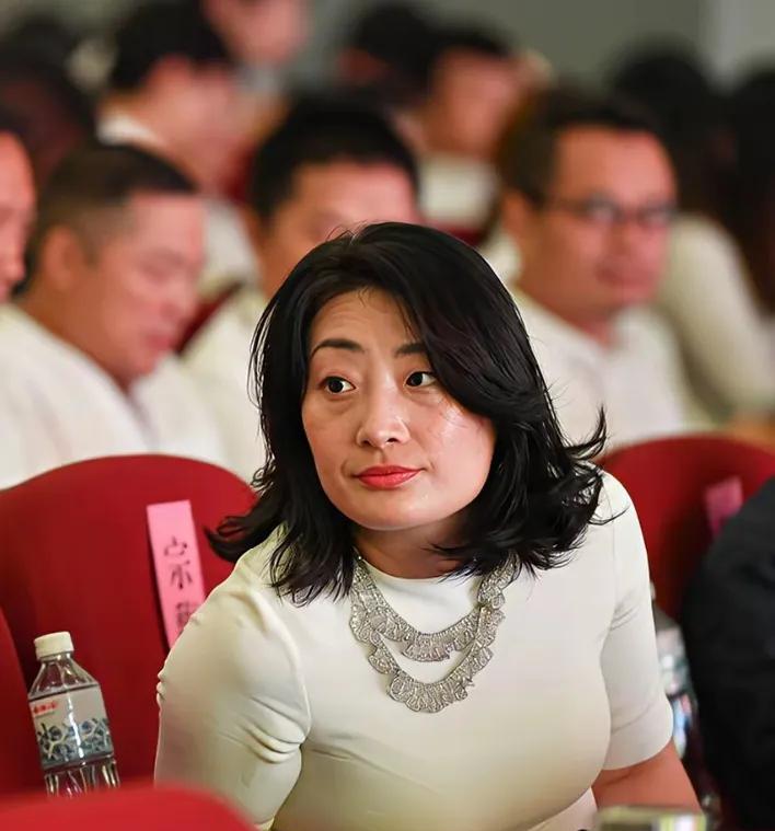 素颜的宗馥莉这形象确实大打折扣，与农村中年妇女有一比。1982年出生的她，今年已