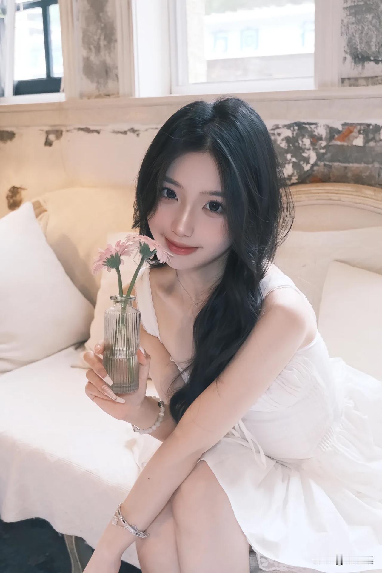 少女心满满，手持粉色花束，坐在复古沙发上，享受美好时光。🌸💕