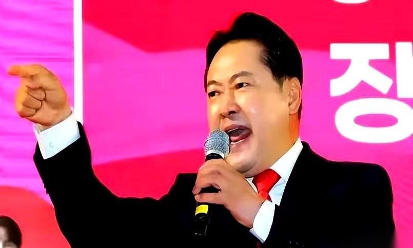 救护车的灯，一下一下把国会大厅照得惨白。担架上抬走的，是在野党党首，绝食8天，