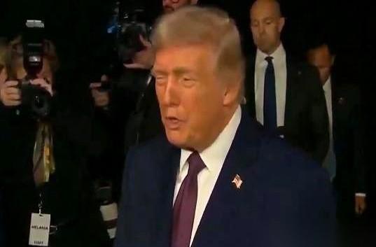 记者一句话，直接把特朗普的笑脸给问没了。前一秒还乐呵呵，后一秒脸就拉了下来，咬