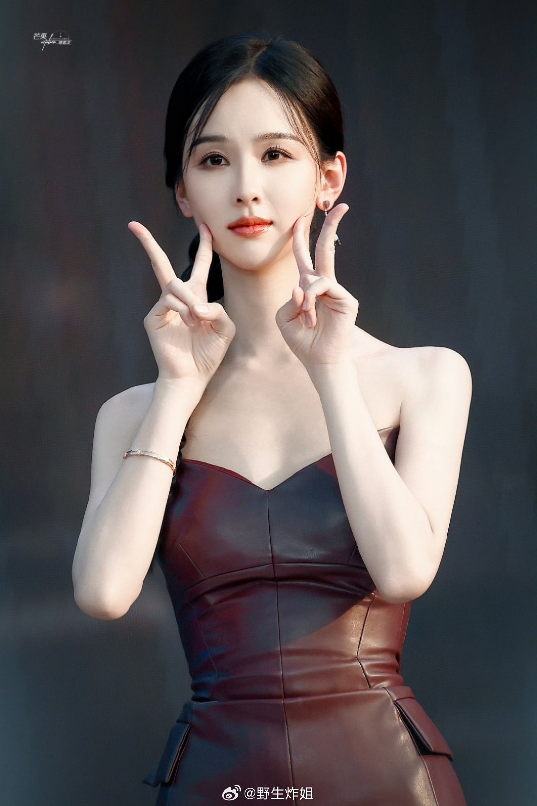 陈都灵今日份活动图来了，穿着一身皮衣款抹胸长裙出席活动，自从有了代表作以后，陈都