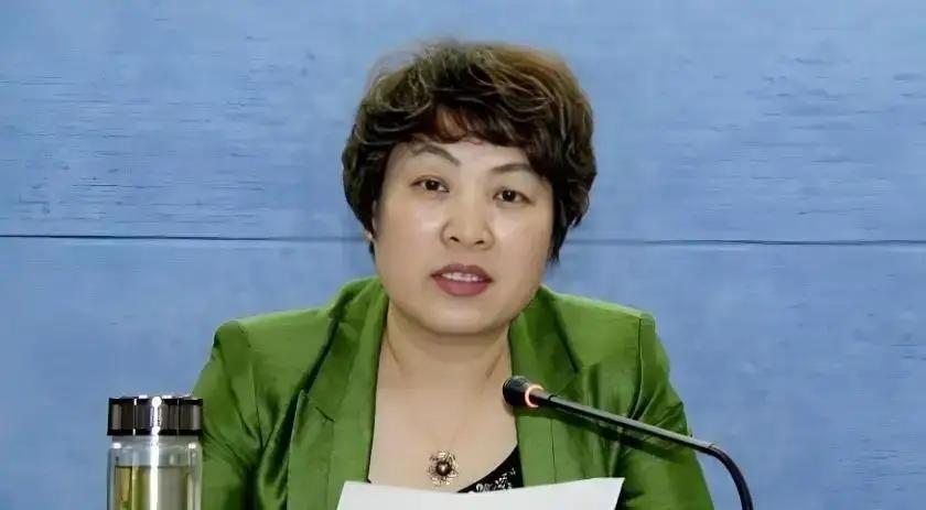 一名在仕途打拼43年的女县委书记，在退休两年后被查，贪官原本就不要幻想“平稳着陆