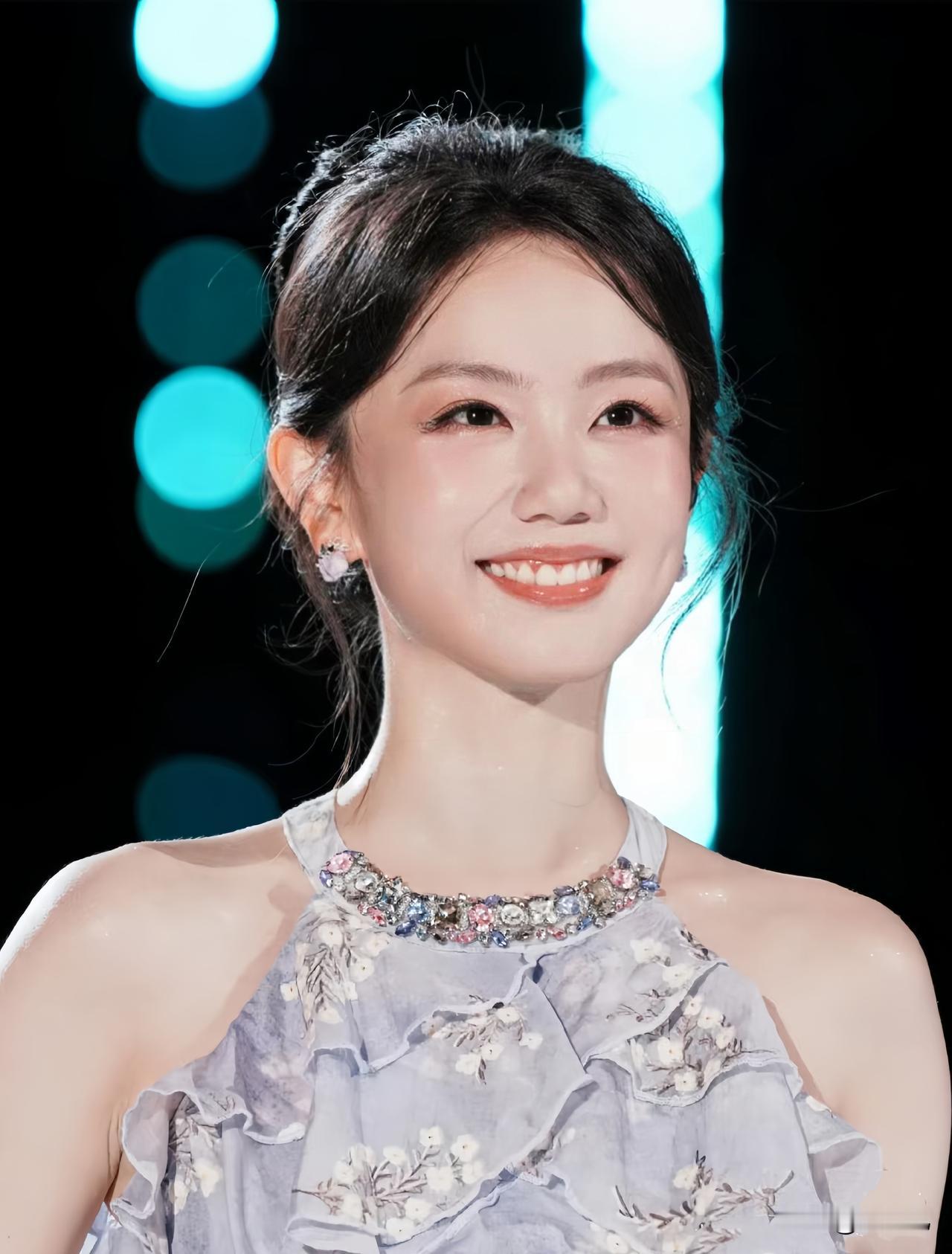 内娱终于出现个可怕的主持，就是冯禧，​不是说她长得多漂亮，而是她优秀到，真的