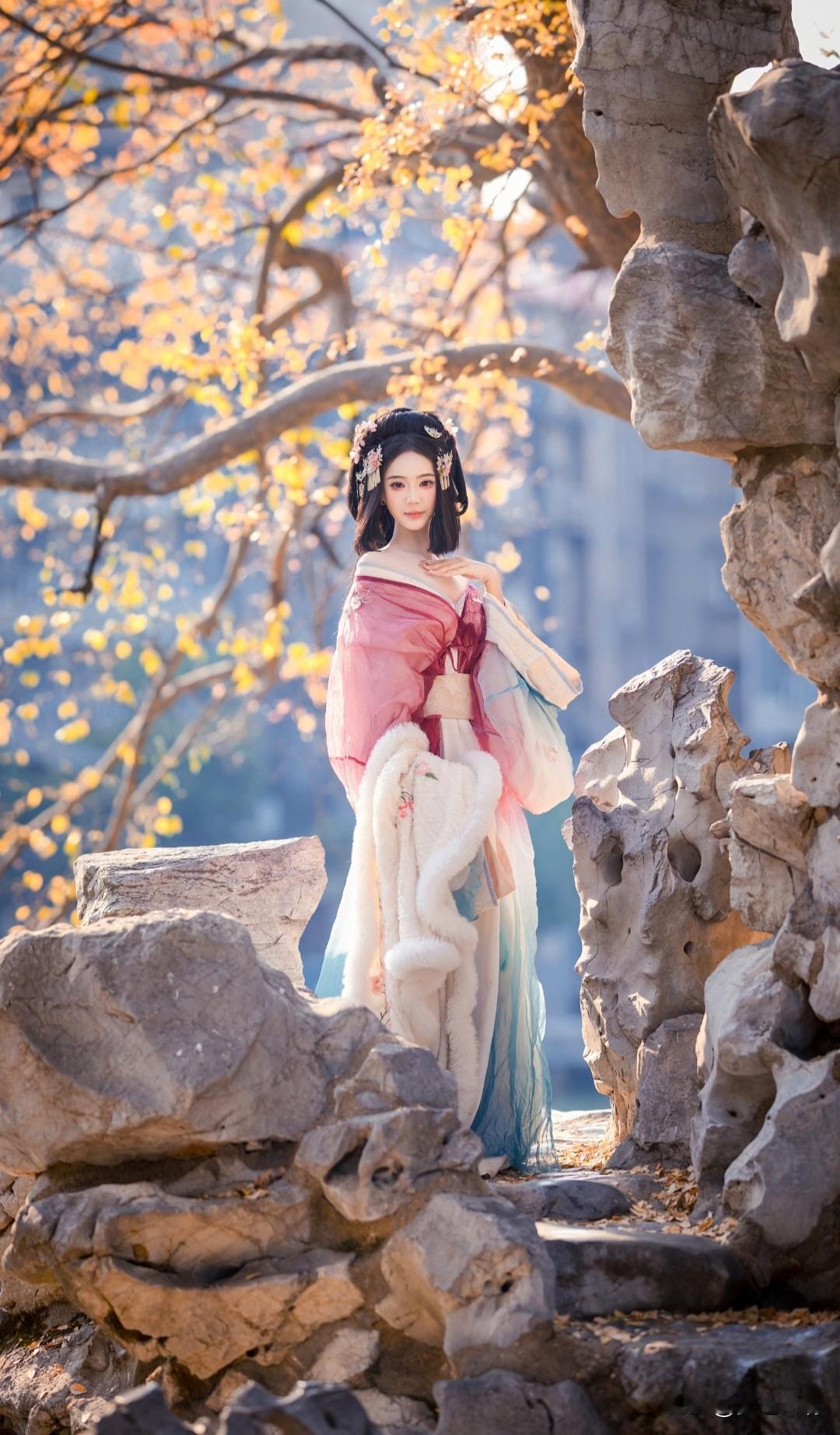 秋日仙境中的古典美人，红衣飘逸，花枝招展。