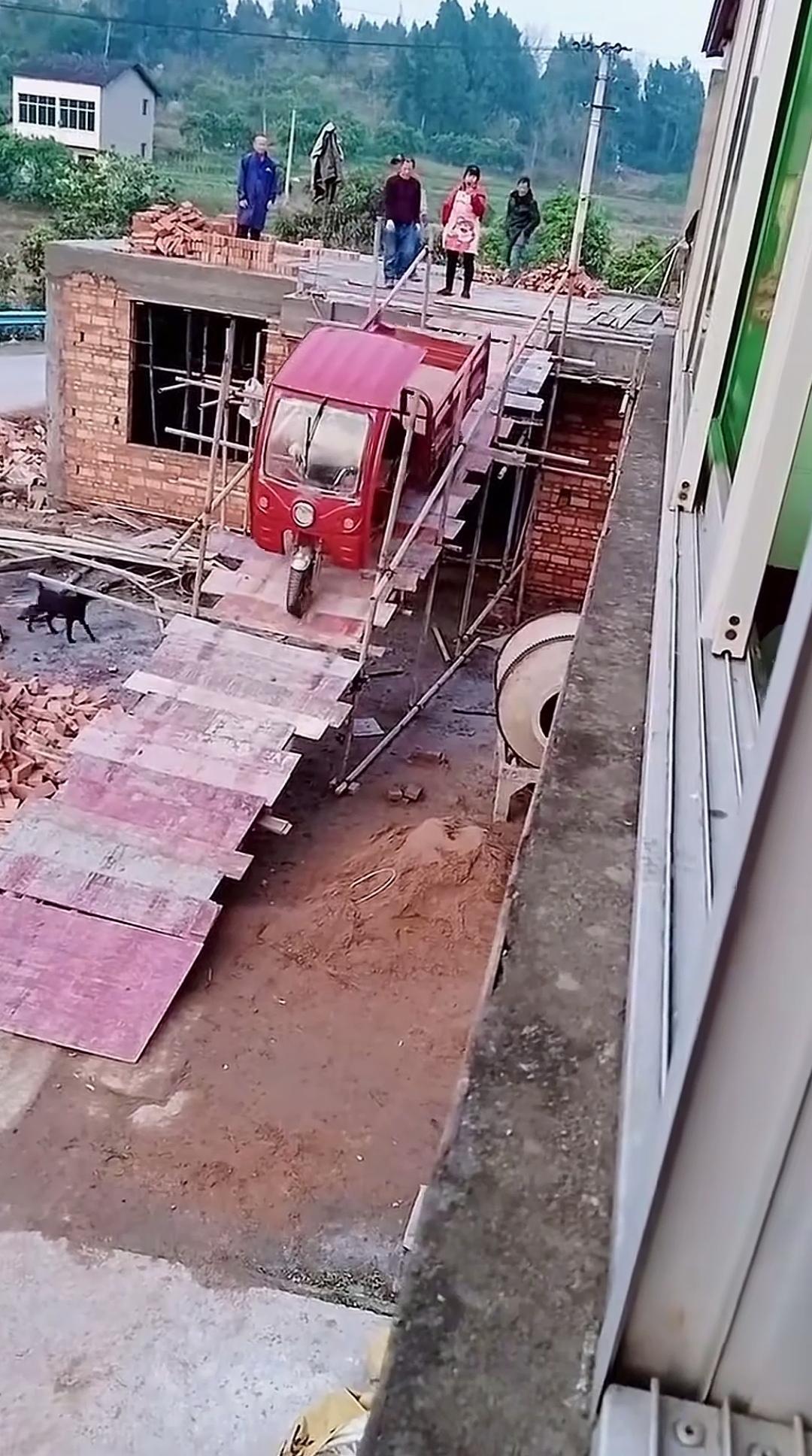 脚手架搭建木板坡道，三轮车上楼运料着实惊人！自建房工地借助脚手架与模板临时搭起