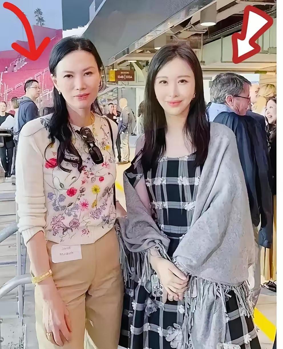 田小姐一开始的目标是冯仑，这老头精的很，一眼就看穿这个女人的目的和野心，他不接招