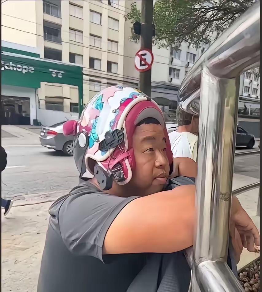 蓝战非账号被禁这事儿，​给所有人都提了个醒。​你可以突然爆火，也可以炫富，但