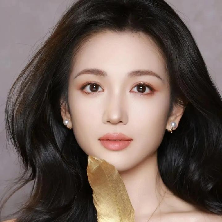 我给奶奶看了代露娃的照片，奶奶沉默了好久，突然说了一句话，这个姑娘和家里的心