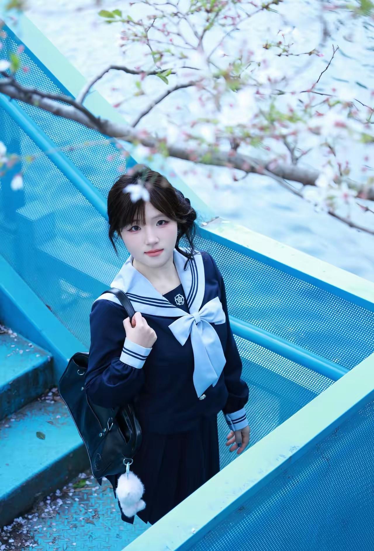 樱花树下，少女漫步，青春洋溢。