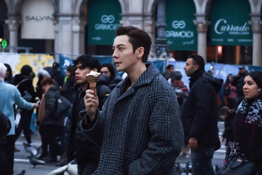 陈伟霆真的好适合老钱风，风衣一穿梦回张大佛爷！去年靠着“好命哥”再度翻红的陈