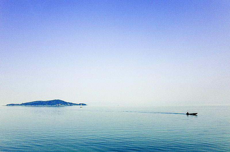 曾国藩担任直隶总督后，遇保定莲池书院山长辞职，于是，曾国藩一面请吴廷栋、孙衣言等