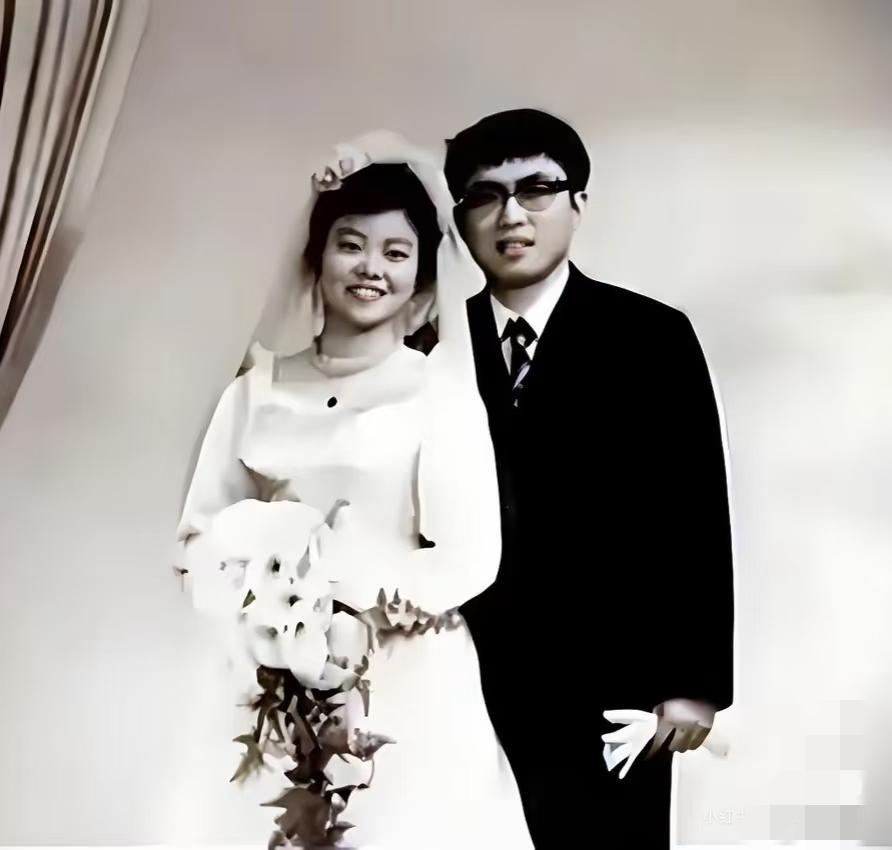 1979年，聂卫平和原配妻子孔祥明，一张罕见的留影，二人并肩而立，眉眼间满是青涩