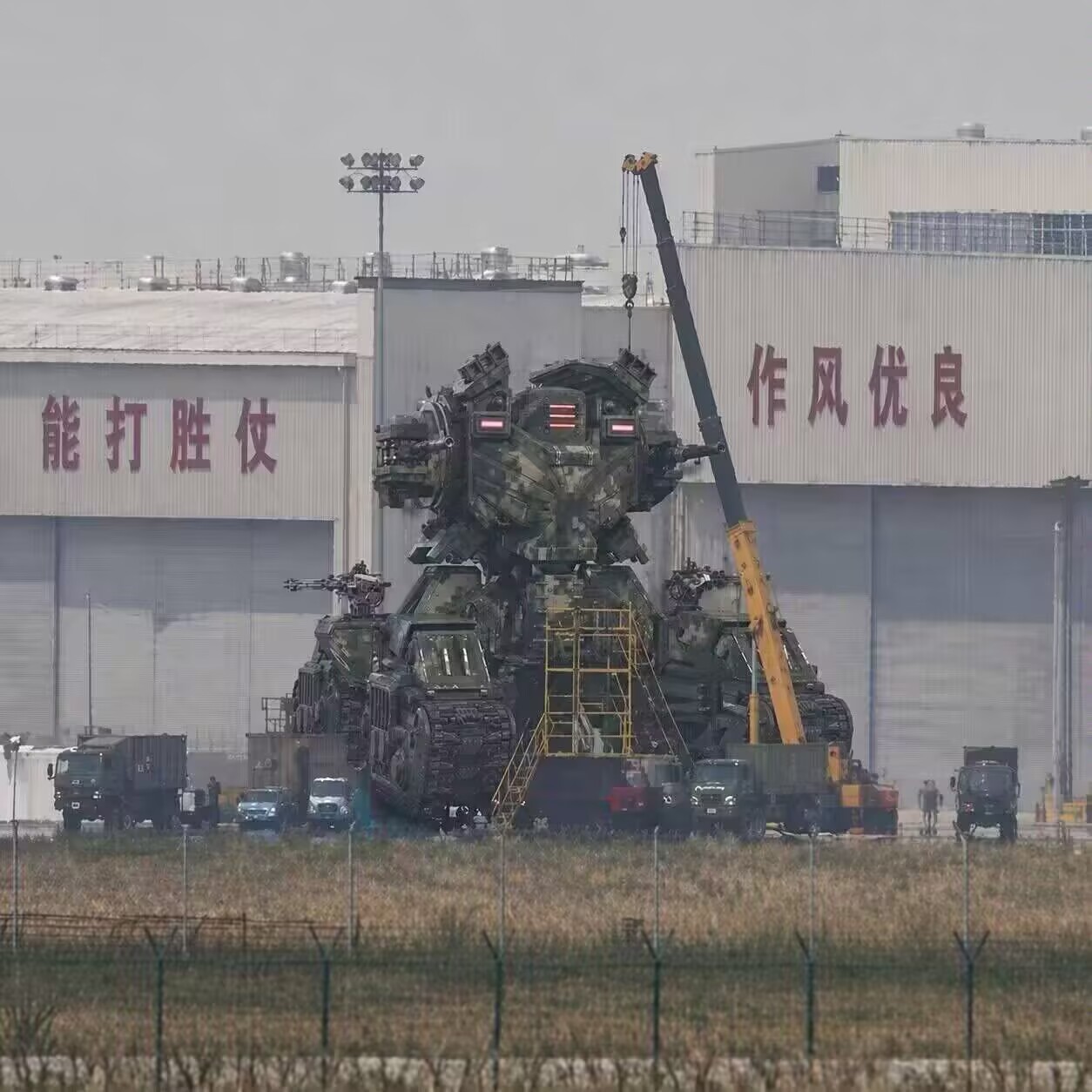 藏了那么久，终究还是被发现老中有高达了……