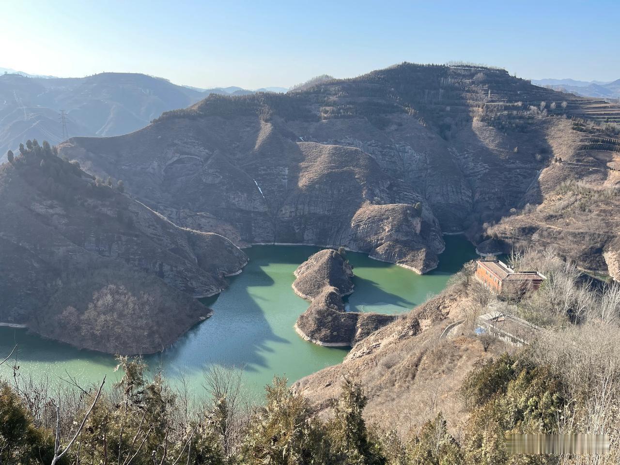 骑自行车上六川河游玩。这几天，宝鸡的天气不错哦，蓝天白云，气温回升