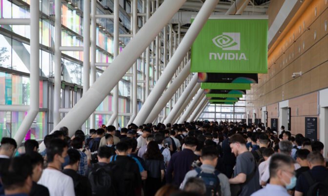 黄仁勋, 掉进了一个更深的坑