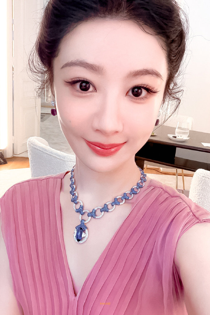宝曼兰朵全球品牌代言人杨紫你是我的盛夏晴空，也是我的雨后斜阳。"𝓨𝓸𝓾