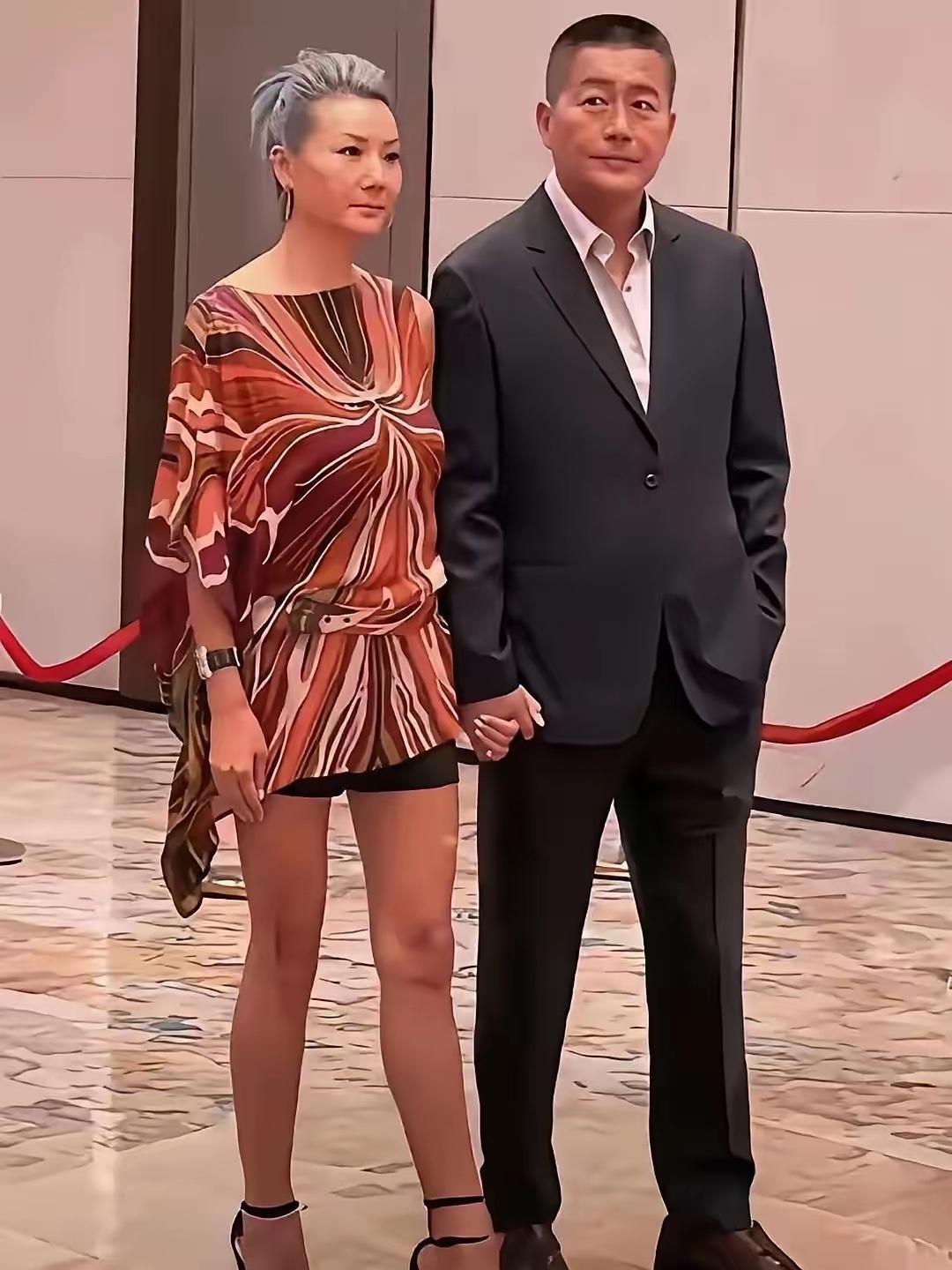 高曙光的妻子王玲，一看就是喜欢健身爱好者，看腿部线条紧致流畅，腿上的肌肉坚实又有