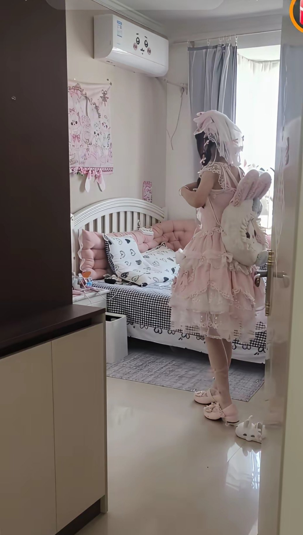 如果你女儿，不读书，也不上班！每天打扮成这个样子，和一些打扮奇奇怪怪的人在一起！