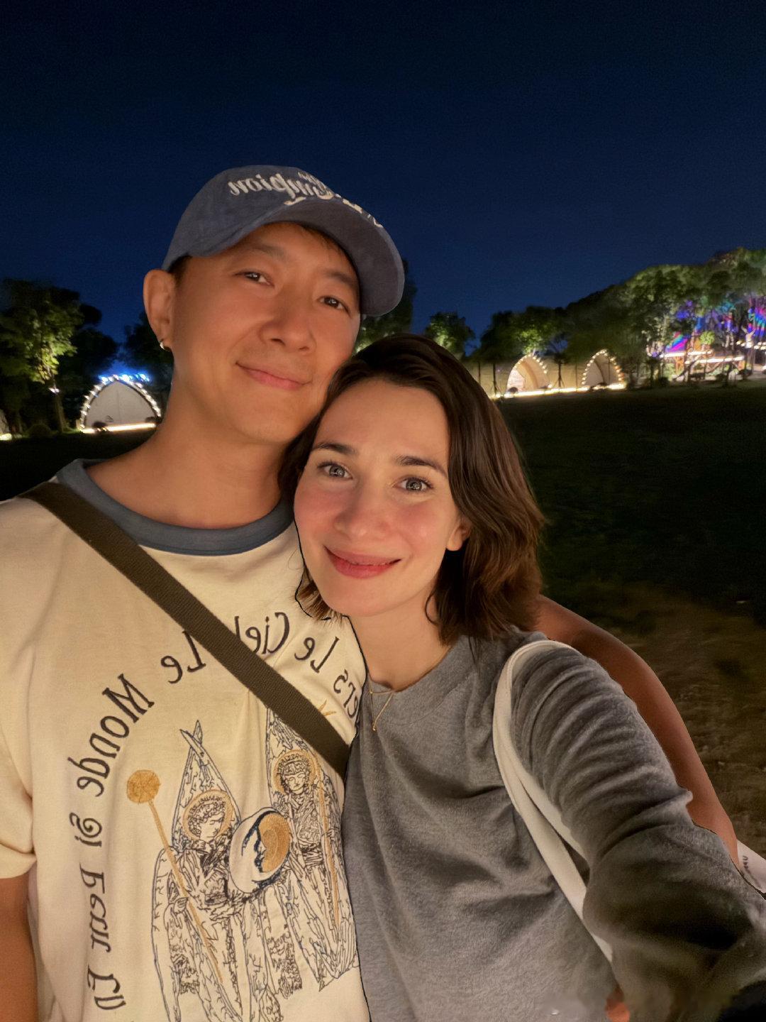 卢靖姗晒全家福庆41岁生日韩庚卢靖姗儿女近照卢靖姗41岁生日晒全家福，韩庚抱着