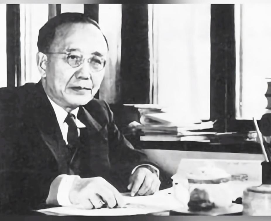 南京博物院一事，让人想到郭沫若。郭沫若在特殊年代，虽然有一定的争议，但有两点