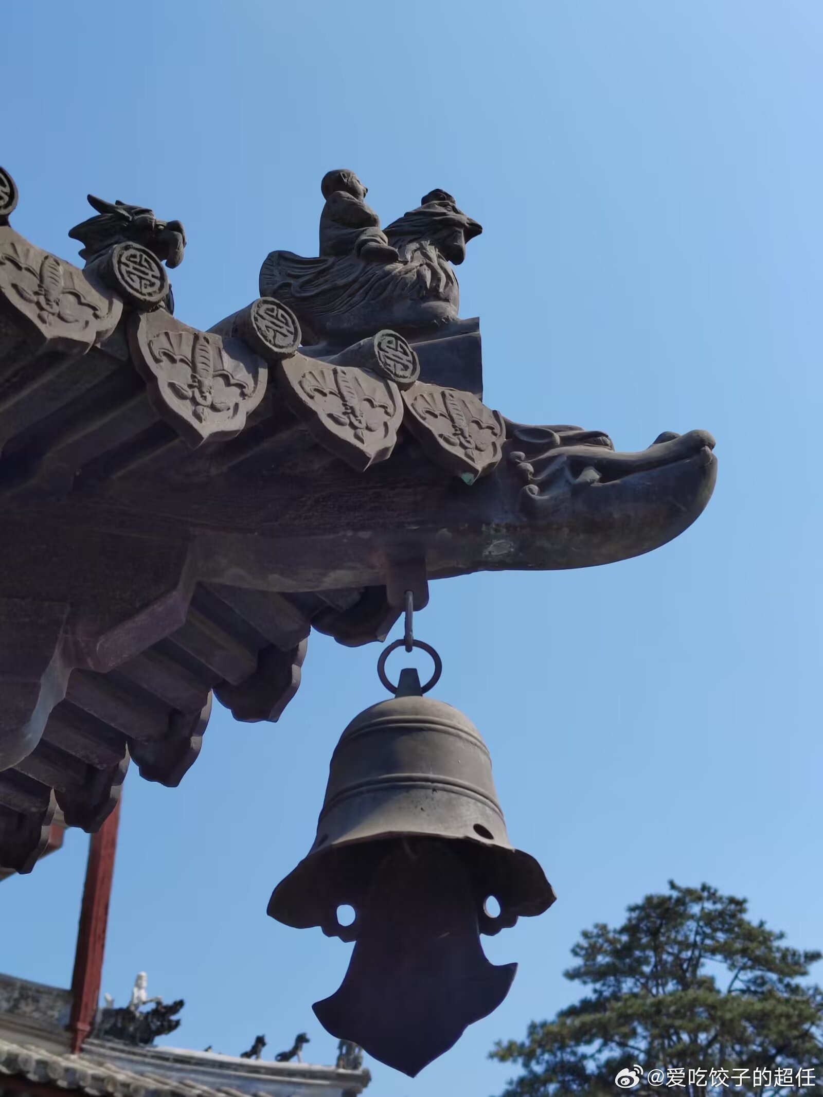 每次去到古寺旅行，同行的人一般都是去祈愿平安顺遂，或是目光流连在庄严的佛像上，唯