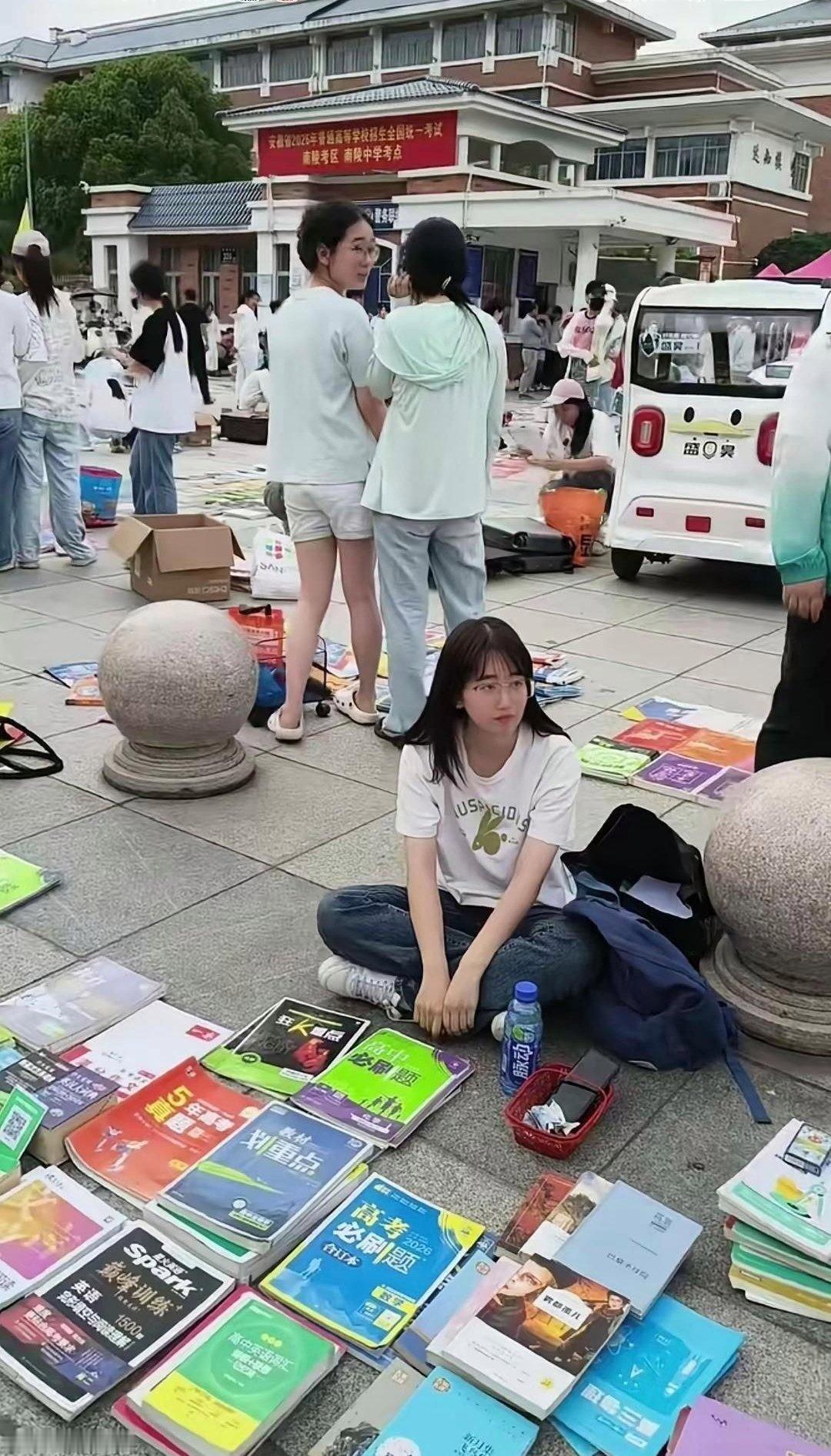 高考结束，校门口这一幕，真不是滋味