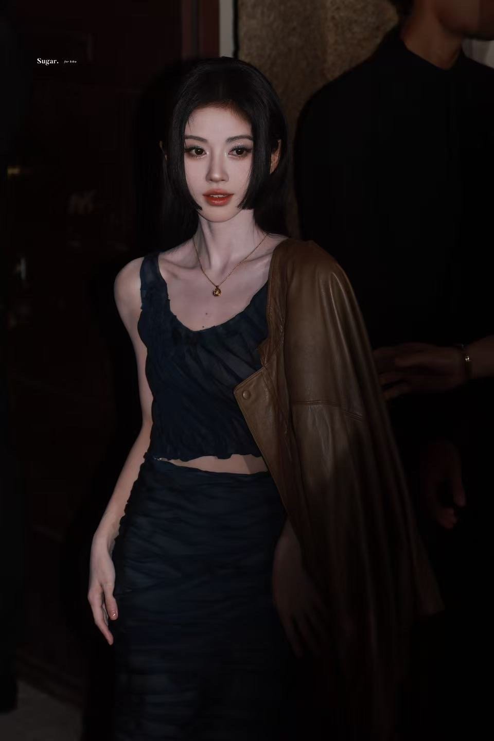 鞠婧祎米兰时装周鞠婧祎全球首穿！未发布的超季2026春夏系列礼服，搭配黑长