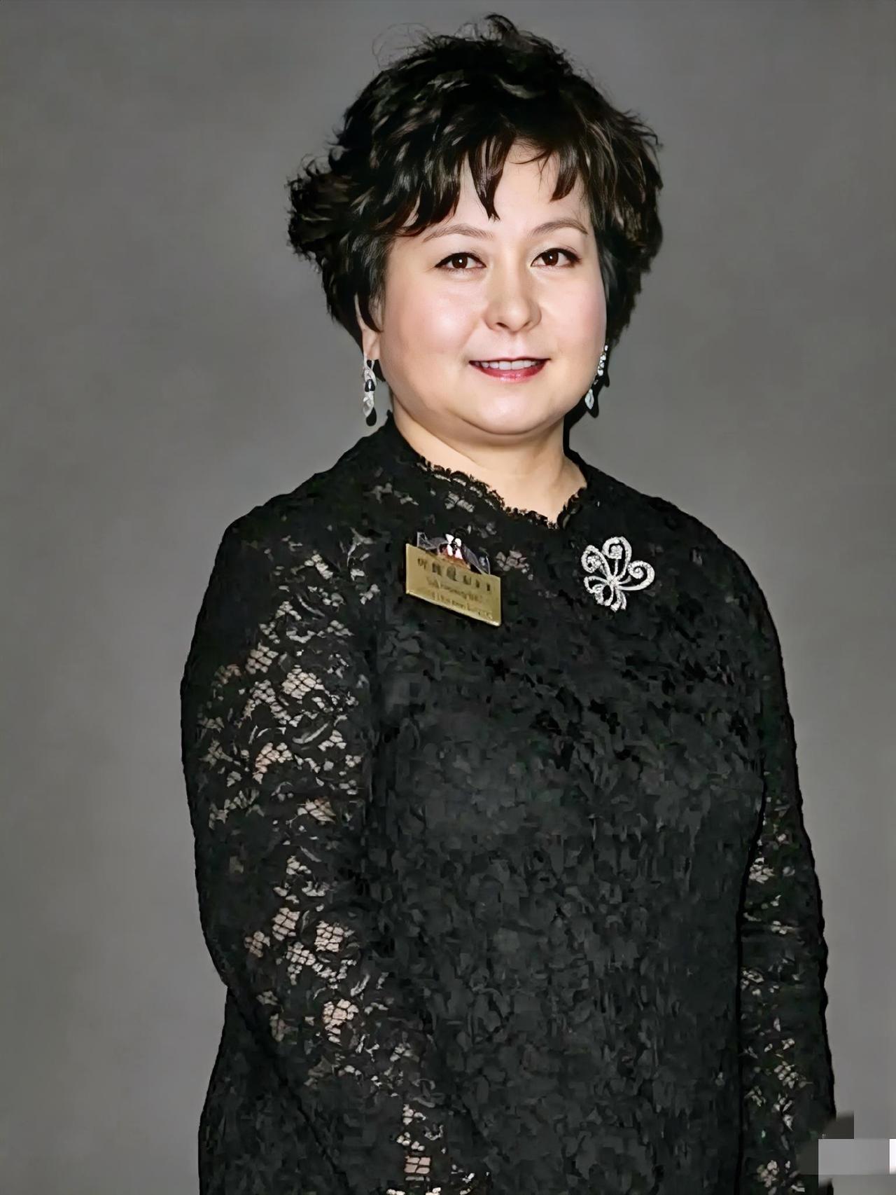 刚刷到赌王女儿何超蕸去世的消息，60岁，乳癌，未婚未育。第一反应不是“豪门又