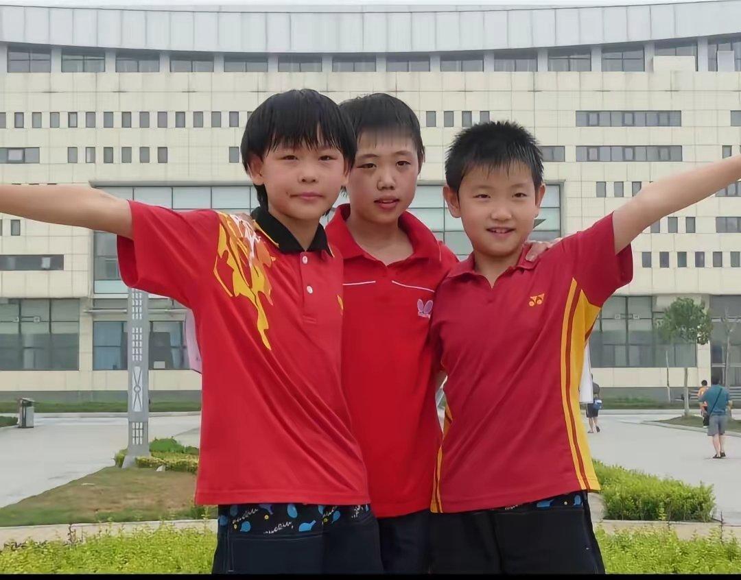 天哪！这照片真的第一次见！这张照片可真稀有，小时候的莎莎就是一个可爱的奶黄包！耳