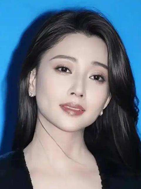 2012年，殷桃和祖峰拍了一场吻戏，拍完后，殷桃觉得对不住自己的好闺蜜刘天池，便