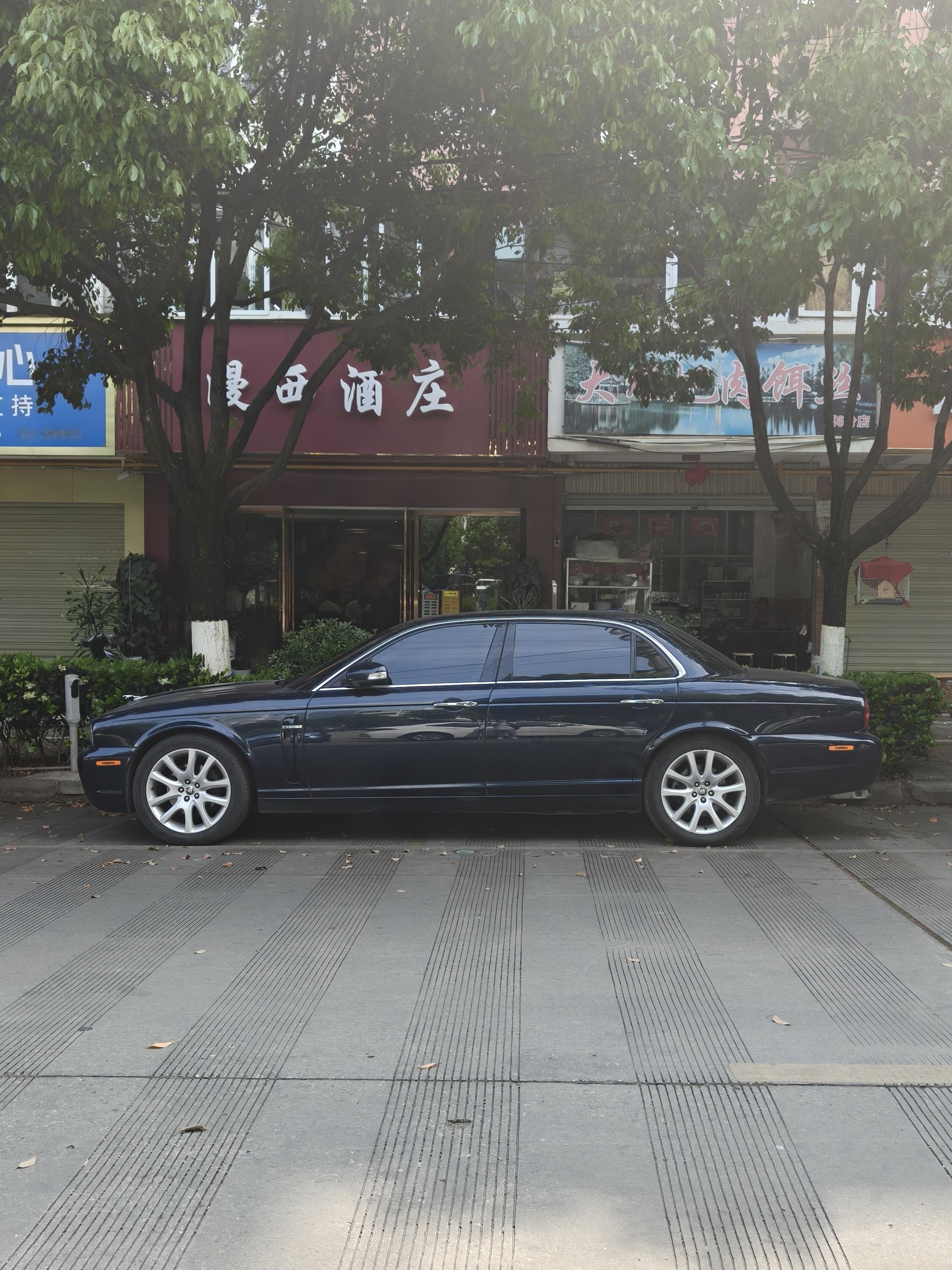 两台雪茄车身的高级轿车，不过客观来说，人家比我更高级，慕了