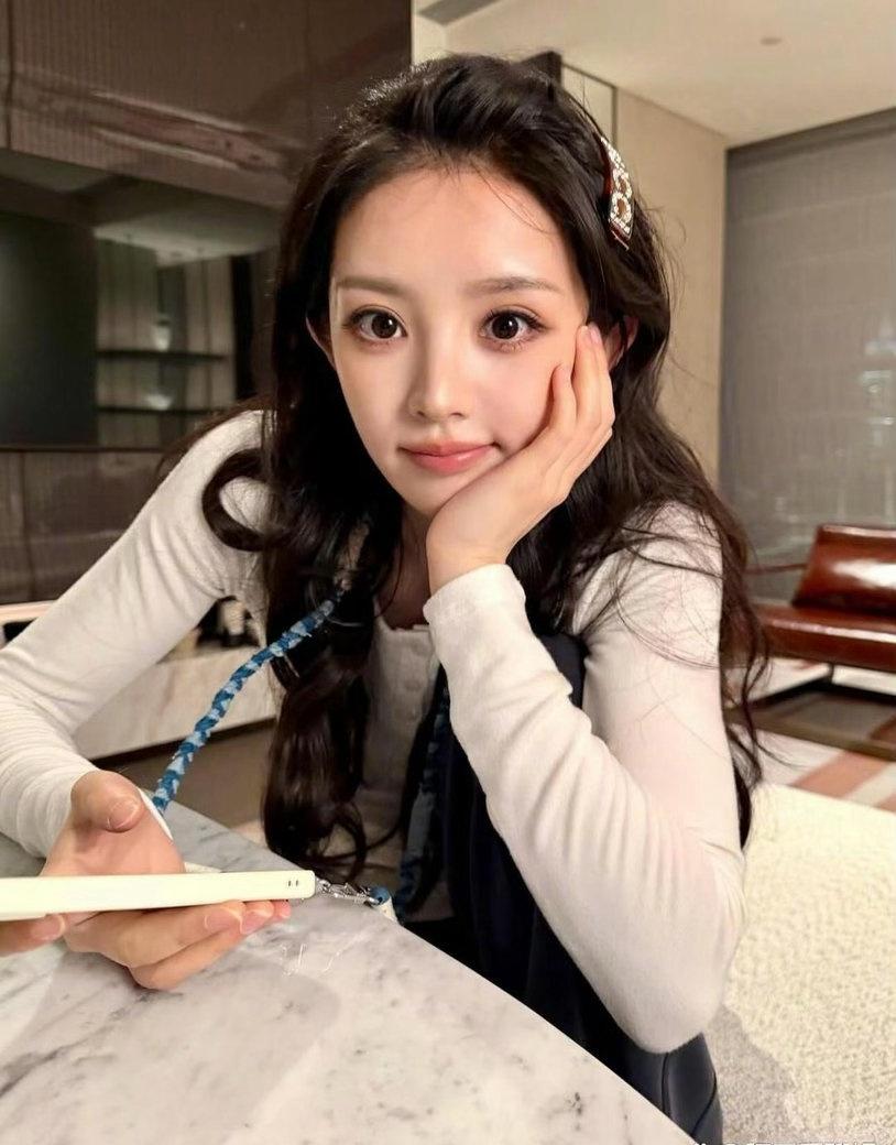 田曦薇不放刘海也挺漂亮的，大眼睛特别灵动​​​