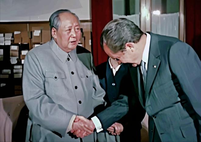 毛主席说：“我准备和美国斗一万年，鉴于你来到中国了，那就减一百年，还剩九千九百年