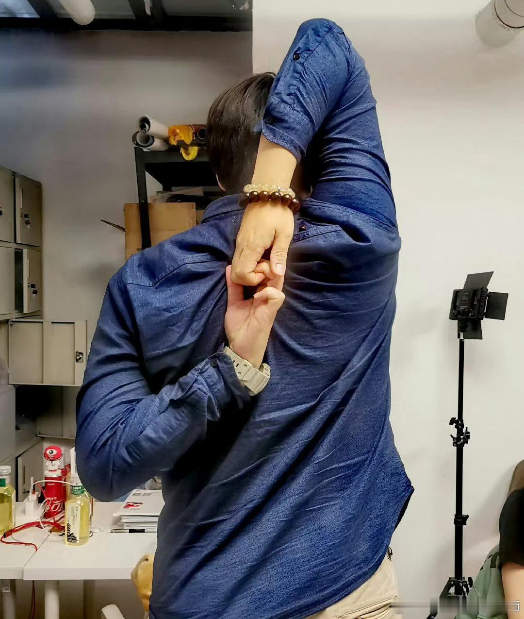 为什么多数人左手在上背手更难上周让大家做了一个肩关节活动度的小测试，很多朋友都